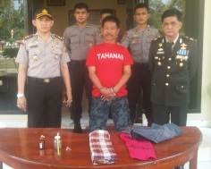 Pelaku (memakai baju tahanan) saat diamankan di Mapolres Bungo